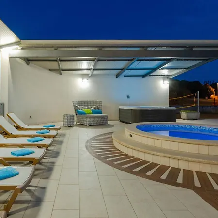 Awesome In With Sauna 풀라