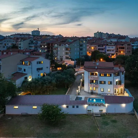 Awesome In With Sauna 풀라