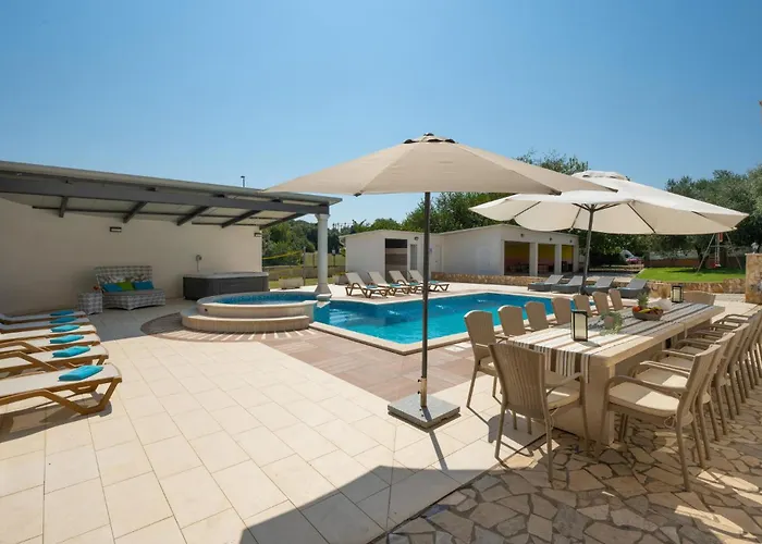 Feriehus Awesome In With Sauna Pula