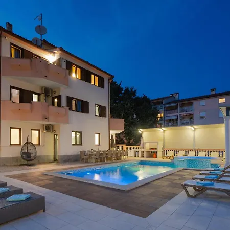 Vikendica Awesome In With Sauna Pula