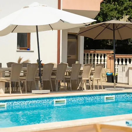 Tatil Evi Lovely In With Sauna Pula